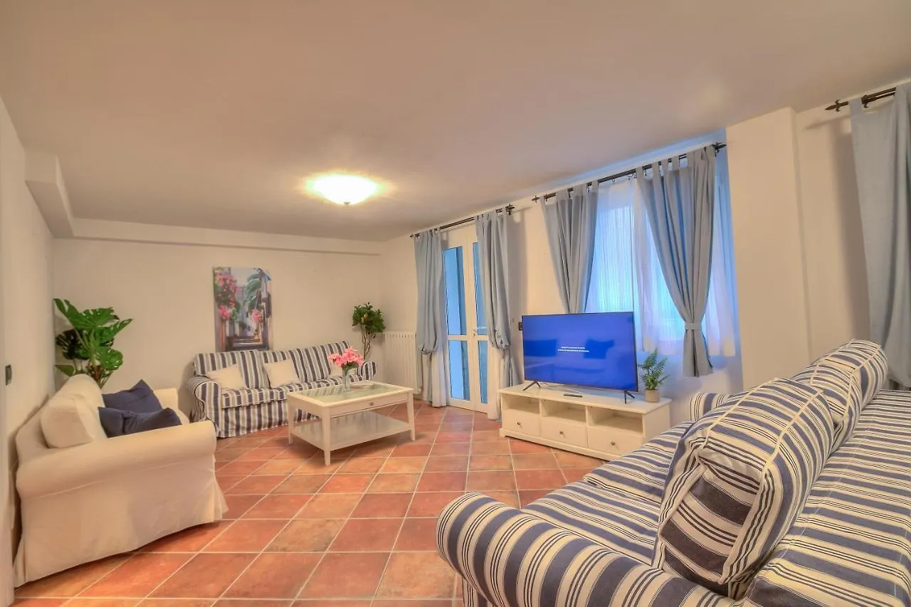 Borgo Belvedere-Lake View & Shared Pool - Happy Rentals トスコラーノ・マデルノ 0*,  イタリア