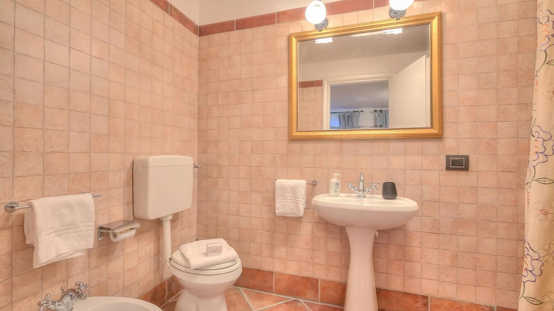 アパート Borgo Belvedere-Lake View & Shared Pool - Happy Rentals トスコラーノ・マデルノ イタリア