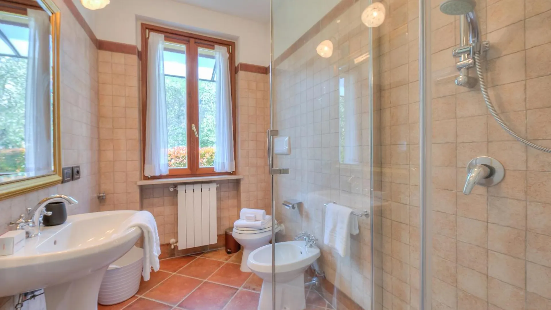 Borgo Belvedere-Lake View & Shared Pool - Happy Rentals トスコラーノ・マデルノ 0*,  イタリア